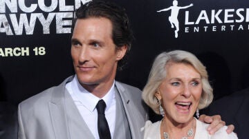 Matthew McConaughey y su madre Kay en 2011