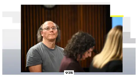 Mata a sus padres y admite el crimen en una entrevista: "Estrangulé a mi padre con la mano y a mi madre con una cuerda" Mata a sus padres y admite el crimen en una entrevista: "Estrangulé a mi padre con la mano y a mi madre con una cuerda"