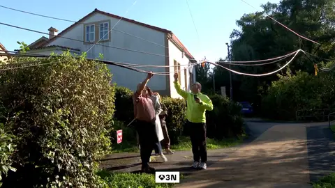 Cables de electricidad que se pueden tocar Con los cables al cuello: así viven los vecinos de Villestro, en Santiago de Compostela