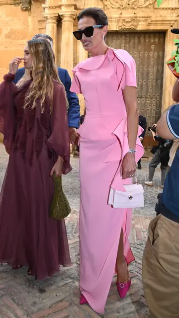 El look de Nieves Álvarez en la boda de Julia Bolaños El look de Nieves Álvarez en la boda de Julia Bolaños