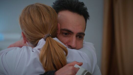 &iexcl;Se olvidan de todo por un segundo! El abrazo que demuestra que el amor de Bahar y Evren sigue vivo