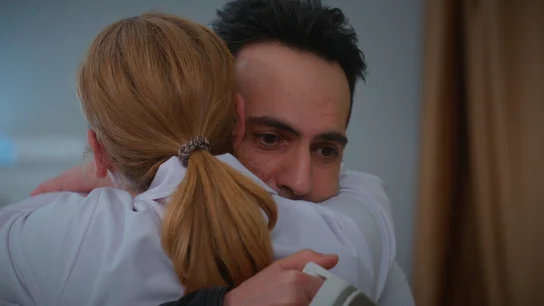 ¡Se olvidan de todo por un segundo! El abrazo que demuestra que el amor de Bahar y Evren sigue vivo ¡Se olvidan de todo por un segundo! El abrazo que demuestra que el amor de Bahar y Evren sigue vivo