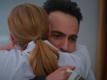 &iexcl;Se olvidan de todo por un segundo! El abrazo que demuestra que el amor de Bahar y Evren sigue vivo