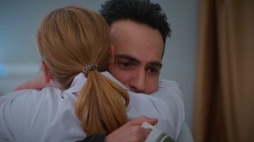 ¡Se olvidan de todo por un segundo! El abrazo que demuestra que el amor de Bahar y Evren sigue vivo