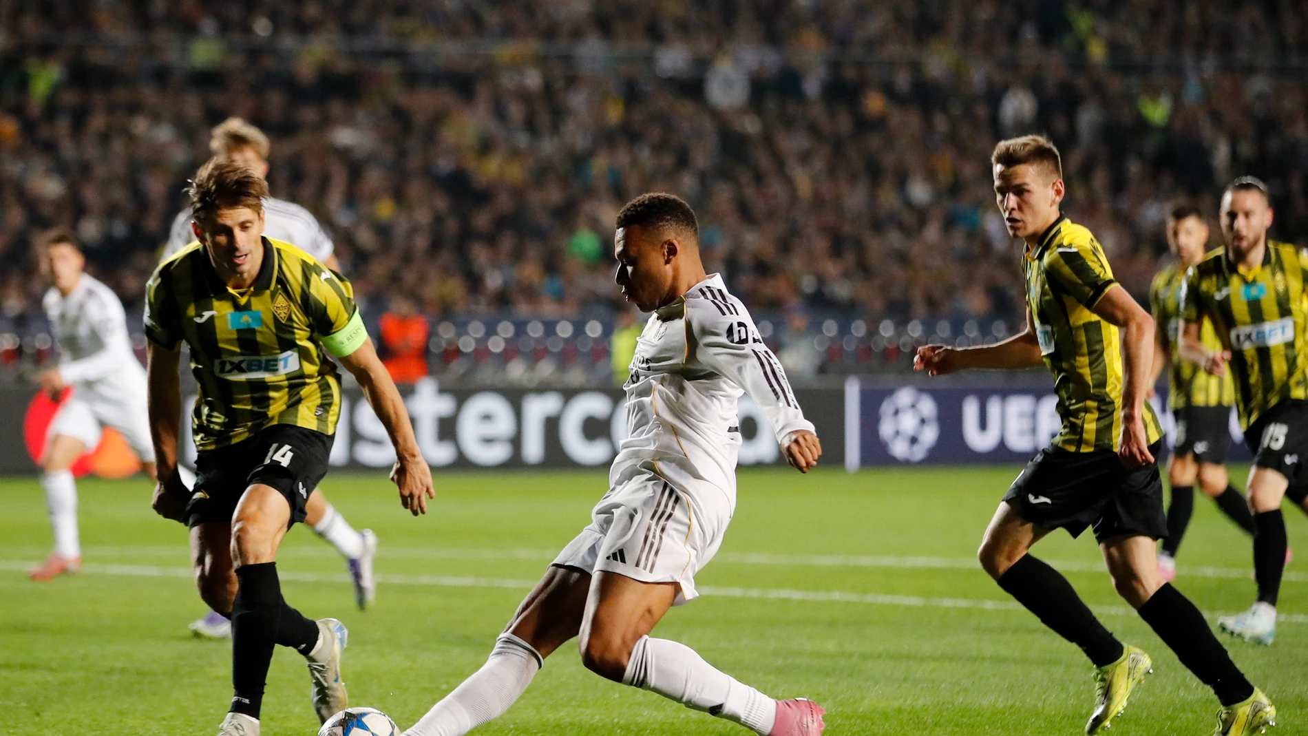 Kylian Mbappé, en acción ante el Kairat Almaty Kylian Mbappé, en acción ante el Kairat Almaty