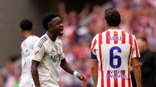 Vin&iacute;cius y Koke en el derbi del Metropolitano