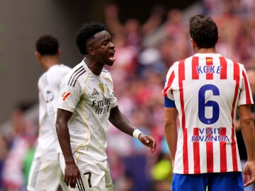 Vinícius y Koke en el derbi del Metropolitano