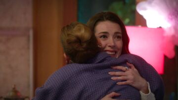 “Eres la mejor amiga que podría tener”: Çagla sorprende a Bahar con una fiesta de cumpleaños a la que Timur decide acudir