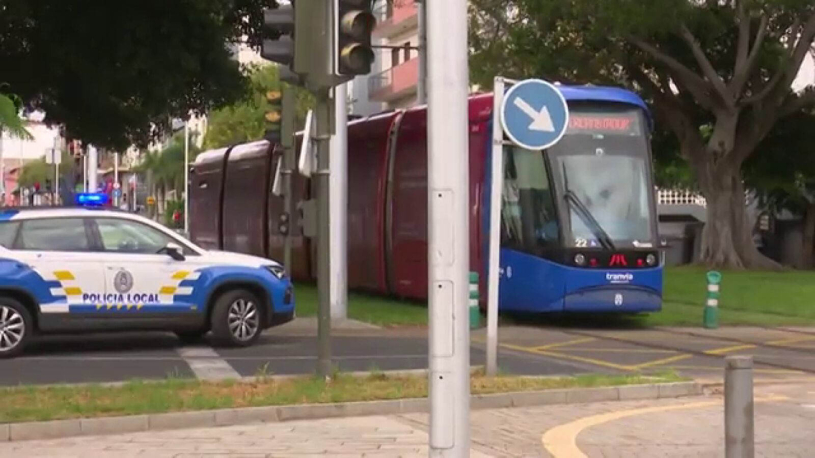 Muere una joven atropellada por el tranvía en Santa Cruz de Tenerife: llevaba cascos y no se percató de su presencia 