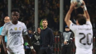 Xabi Alonso observa a sus jugadores ante el Kairat Almaty