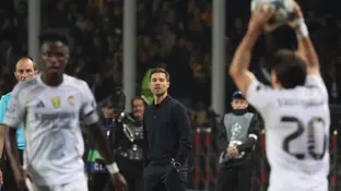 Xabi Alonso observa a sus jugadores ante el Kairat Almaty Xabi Alonso observa a sus jugadores ante el Kairat Almaty