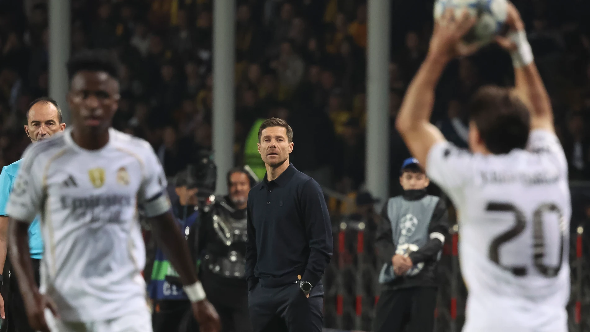 Xabi Alonso observa a sus jugadores ante el Kairat Almaty Xabi Alonso observa a sus jugadores ante el Kairat Almaty