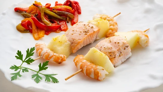 Cuida el corazón y la piel con la receta de brochetas de salmón, melón y langostinos, una combinación original y fresca de Arguiñano Cuida el corazón y la piel con la receta de brochetas de salmón, melón y langostinos, una combinación original y fresca de Arguiñano