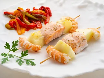 Cuida el corazón y la piel con la receta de brochetas de salmón, melón y langostinos, una combinación original y fresca de Arguiñano Cuida el corazón y la piel con la receta de brochetas de salmón, melón y langostinos, una combinación original y fresca de Arguiñano