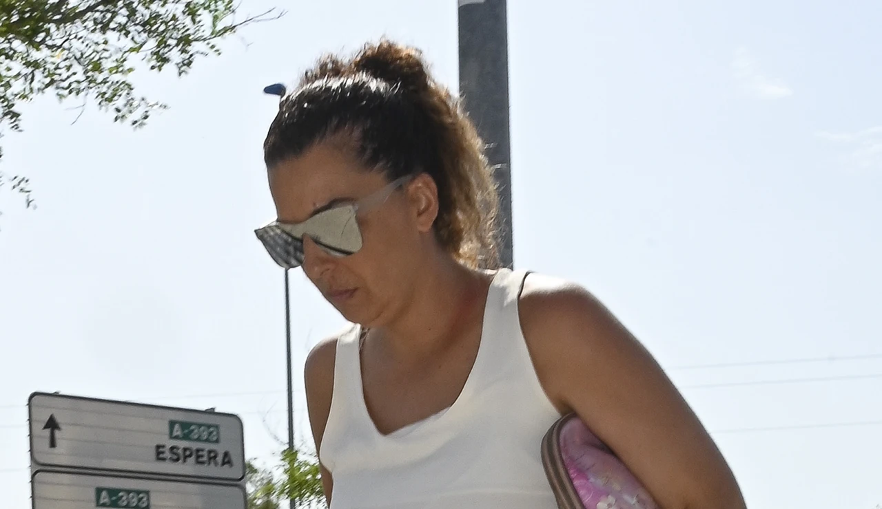 Tamara, la hermana de Michu, por la calle