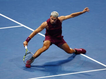 Carlos Alcaraz, en acción ante Fritz en la final de Tokio