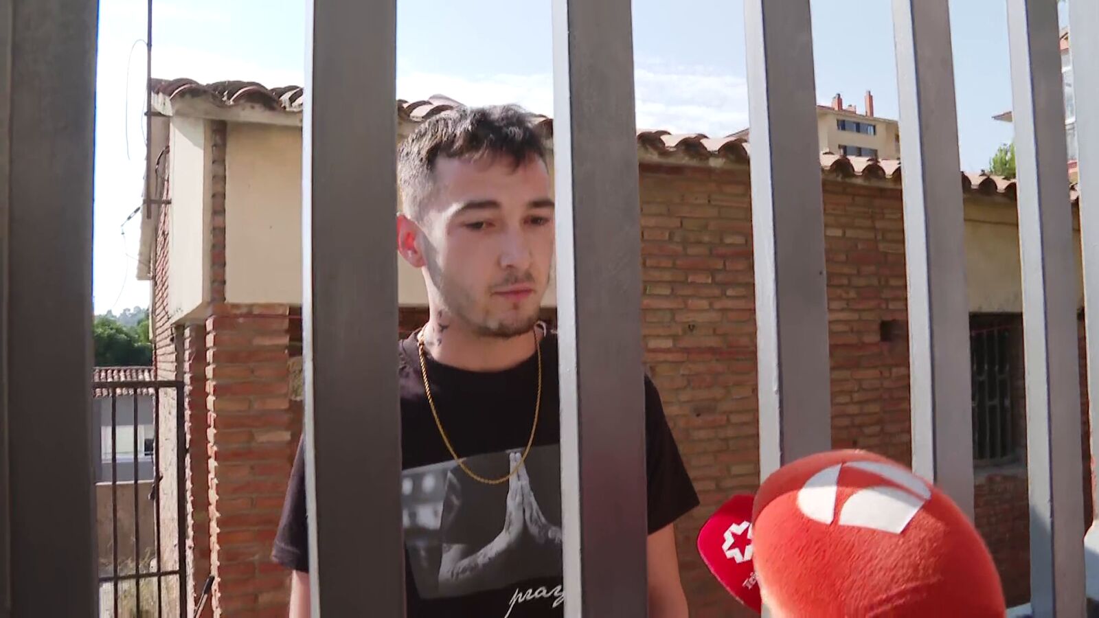 Una familia con tres menores okupa la caseta de un colegio público en Sant Vicenç dels Horts, en Barcelona