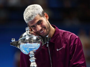Carlos Alcaraz con el trofeo de Tokio