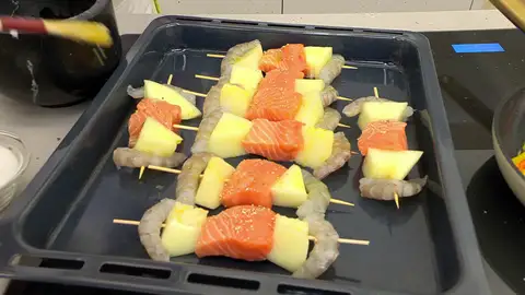 Salpimienta las brochetas y extiéndelas sobre una bandeja de horno Salpimienta las brochetas y extiéndelas sobre una bandeja de horno