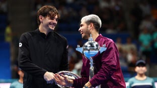 Alcaraz y Fritz bromean tras la final del ATP500 de Tokio