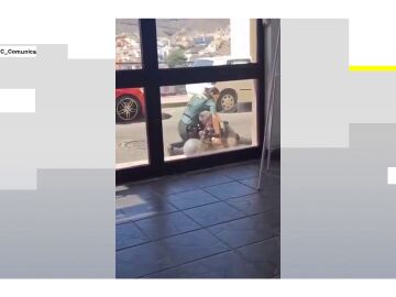 El atacante había utilizado un objeto punzante al atacar a los agentes