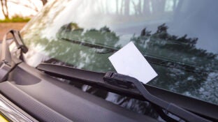 Folios en el parabrisas de un coche