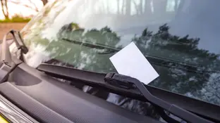 Folios en el parabrisas de un coche Folios en el parabrisas de un coche