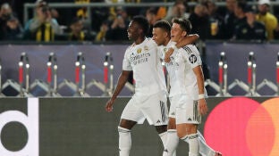 Kylian Mbapp&eacute; celebra uno de sus goles ante el Kairat Almaty