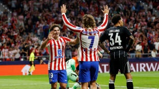 Juli&aacute;n &Aacute;lvarez y Griezmann celebra un gol ante el Eintracht de Francfort