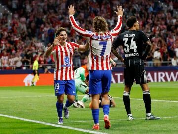Julián Álvarez y Griezmann celebra un gol ante el Eintracht de Francfort