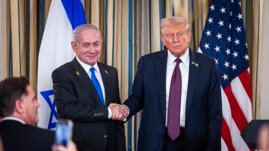 El presidente de Estados Unidos, Donald Trump (d), estrecha la mano del primer ministro israel&iacute;, Benjam&iacute;n Netanyahu/ EFE/EPA/JIM LO SCALZO