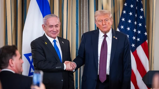 El presidente de Estados Unidos, Donald Trump (d), estrecha la mano del primer ministro israelí, Benjamín Netanyahu, El presidente de Estados Unidos, Donald Trump (d), estrecha la mano del primer ministro israelí, Benjamín Netanyahu/ EFE/EPA/JIM LO SCALZO