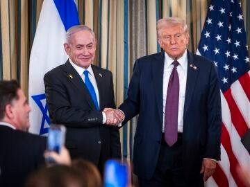 El presidente de Estados Unidos, Donald Trump (d), estrecha la mano del primer ministro israelí, Benjamín Netanyahu, 