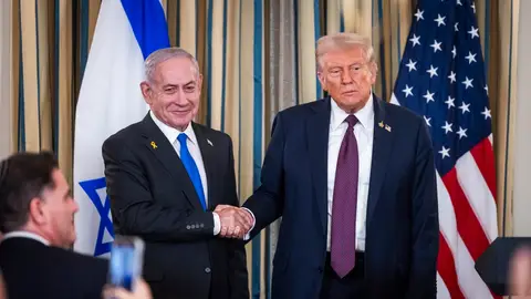 El presidente de Estados Unidos, Donald Trump (d), estrecha la mano del primer ministro israelí, Benjamín Netanyahu, El presidente de Estados Unidos, Donald Trump (d), estrecha la mano del primer ministro israelí, Benjamín Netanyahu/ EFE/EPA/JIM LO SCALZO