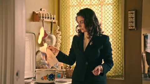 Digna recibe de don Pedro la confesión firmada de Jesús: ¡y la quema para siempre! Digna recibe de don Pedro la confesión firmada de Jesús: ¡y la quema para siempre!