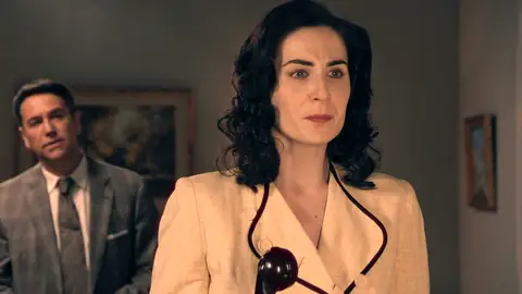 Isabel descubre el plan de Gabriel y llama a casa de la Reina para denunciarle... ¿lo hará? Isabel descubre el plan de Gabriel y llama a casa de la Reina para denunciarle... ¿lo hará?