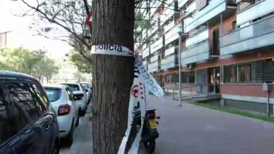 Investigan la muerte violenta de un hombre encontrado en el rellano de un edificio de Barcelona