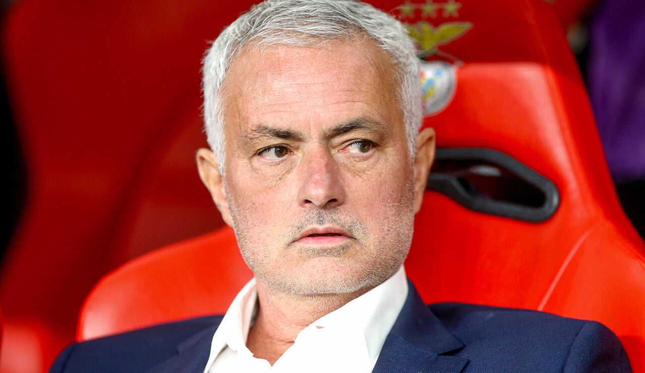 Jos&eacute; Mourinho, en el banquillo del Benfica