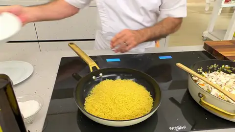 Calienta una sartén, añade los fideos y saltéalos a fuego medio Calienta una sartén, añade los fideos y saltéalos a fuego medio