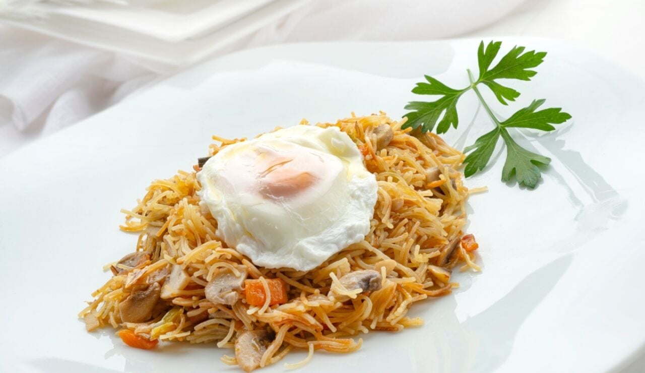 Receta de fideos con verduras y huevo escalfado, de Karlos Argui&ntilde;ano: "F&aacute;cil de hacer, rica de comer y barata"