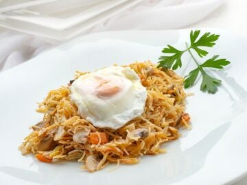 Receta de fideos con verduras y huevo escalfado, de Karlos Arguiñano: "Fácil de hacer, rica de comer y barata"