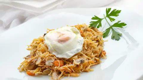 Receta de fideos con verduras y huevo escalfado, de Karlos Arguiñano: "Fácil de hacer, rica de comer y barata" Receta de fideos con verduras y huevo escalfado, de Karlos Arguiñano: "Fácil de hacer, rica de comer y barata"