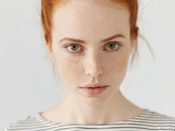 Mujer con pecas