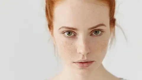 Mujer con pecas Mujer con pecas