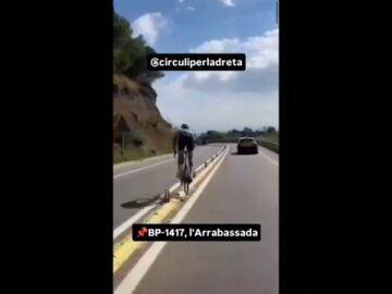 La temeridad de un ciclista del Kern Pharma en una carretera de Barcelona