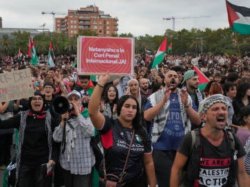 Miles de personas está concentradas en la plaza de las Drassanes de Barcelona