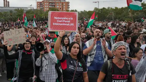 Miles de personas está concentradas en la plaza de las Drassanes de Barcelona Miles de personas está concentradas en la plaza de las Drassanes de Barcelona