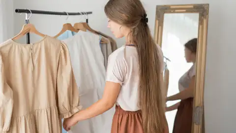 Mujer eligiendo vestido Mujer eligiendo vestido