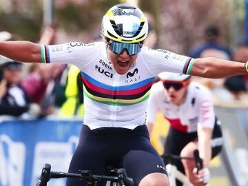 Paula Ostiz celebra su victoria en el Europeo junior, en Francia