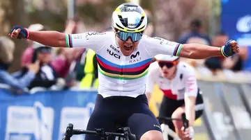 Paula Ostiz celebra su victoria en el Europeo junior, en Francia Paula Ostiz celebra su victoria en el Europeo junior, en Francia